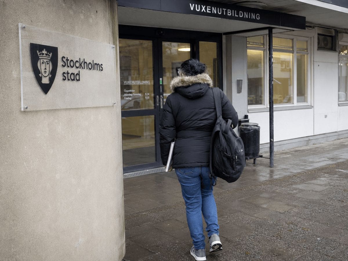 Person på väg in till en vuxenutbildning där SFI bedrivs