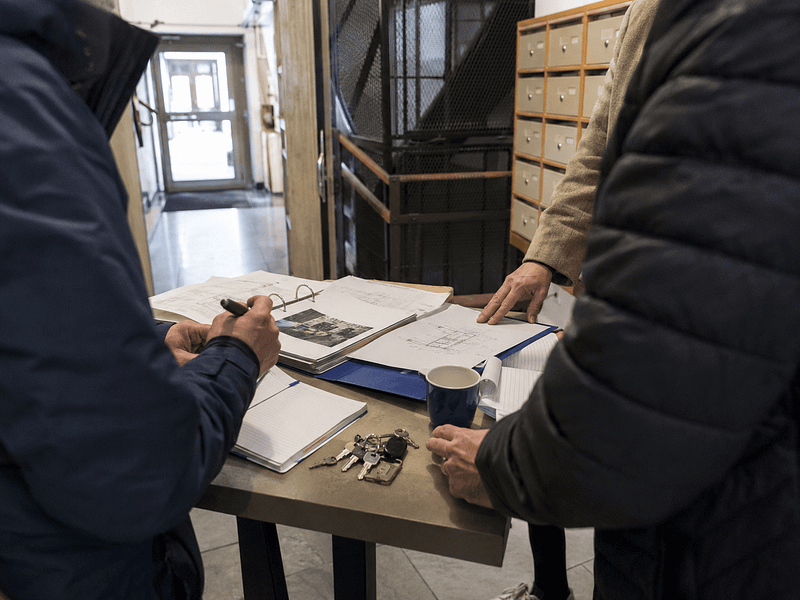 Två personer undertecknar dokument