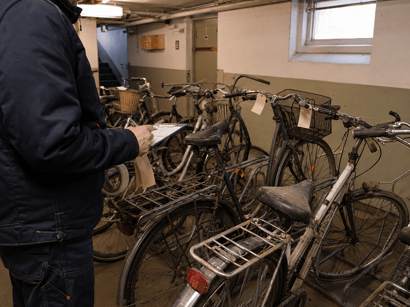 Äldre cyklar parkerade i cykelställ