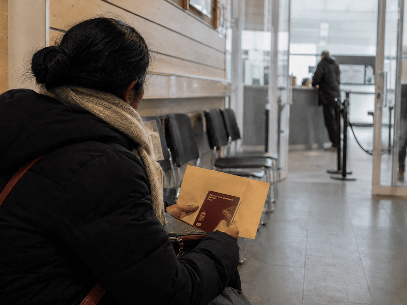 Person håller dokument i handen